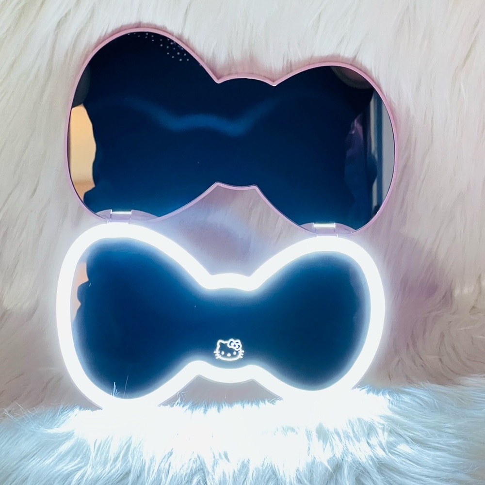 Hello Kitty Bow LED Compact Mirror Large - Picture 7 of 7